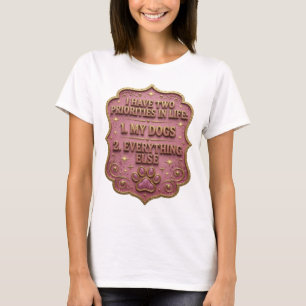 CAMISETA EU TENHO DUAS PRIORIDADES NA VIDA 1 MEUS CÃES 2 TU