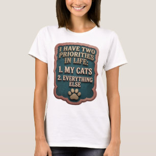 CAMISETA EU TENHO DUAS PRIORIDADES NA VIDA 1 MEUS GATOS 2 T