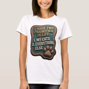 CAMISETA EU TENHO DUAS PRIORIDADES NA VIDA 1 MEUS GATOS 2 T