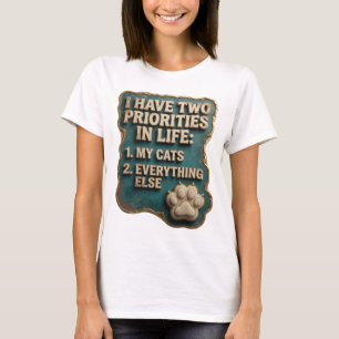 CAMISETA EU TENHO DUAS PRIORIDADES NA VIDA 1 MEUS GATOS 2 T