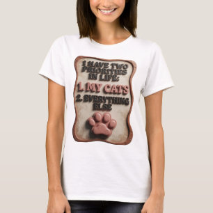 CAMISETA EU TENHO DUAS PRIORIDADES NA VIDA 1 MEUS GATOS 2 T