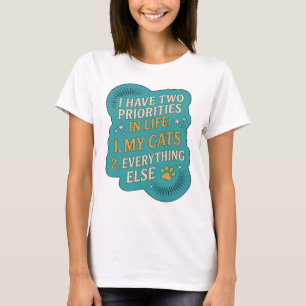 CAMISETA EU TENHO DUAS PRIORIDADES NA VIDA 1 MEUS GATOS 2 T