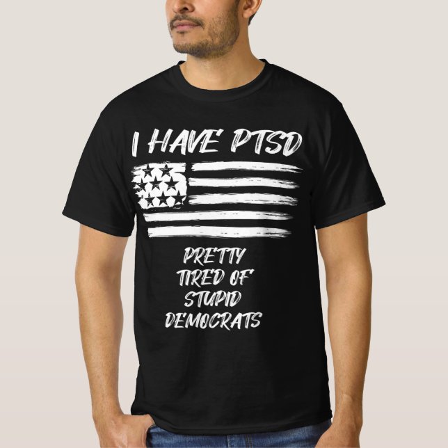Camiseta Eu Tenho PTSD Bonito Cansado De Democratas Estúpid (Frente)