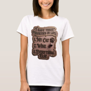 CAMISETA EU TENHO TRÊS PRIORIDADES NA VIDA 1 MEU GATO 2 VIN