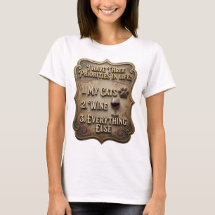 CAMISETA EU TENHO TRÊS PRIORIDADES NA VIDA 1 MEUS GATOS 2 V