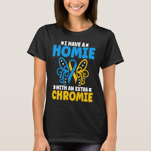 Camiseta Eu tenho um amigo com um cromo extra de t21 em sin (Frente)