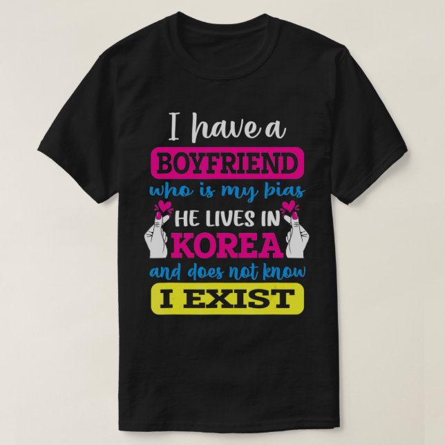 Camiseta Eu Tenho Um Namorado Que É Meu Bias Kpop Lover Kdr (Frente do Design)