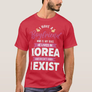 Camiseta Eu Tenho Um Namorado Que É O Meu Viés Que Ele Mora