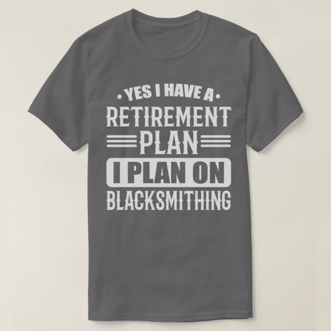 Camiseta Eu Tenho Um Plano De Aposentação Blacksmith T (Frente do Design)