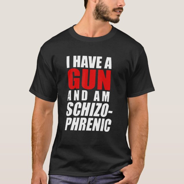 Camiseta Eu Tenho Uma Arma E Sou Uma Arma Esquizofrénica (Frente)