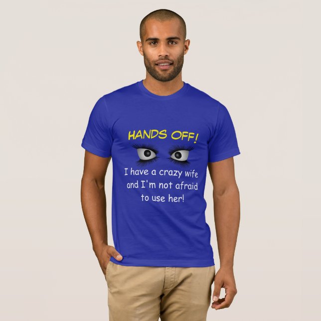 Camiseta "Eu tenho uma esposa louca e não tenho medo de usá (Frente Completa)