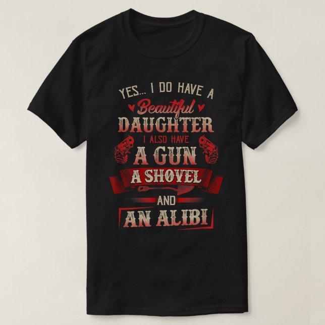 Camiseta Eu Tenho Uma Filha Bela Uma Arma Uma Arma Uma Pá E (Frente do Design)