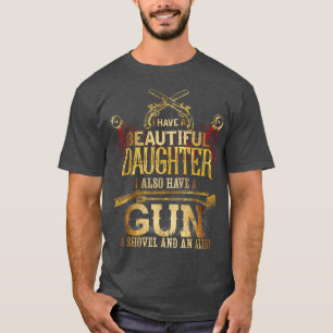 Camiseta Eu tenho uma filha, uma arma, um capuz e alibi. 