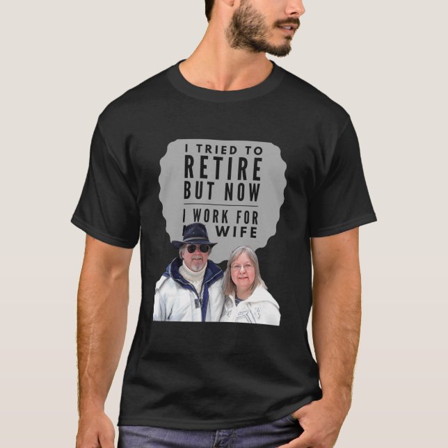 Camiseta Eu Tentei Me Aposentar, Mas Agora Eu Trabalho Para (Frente)