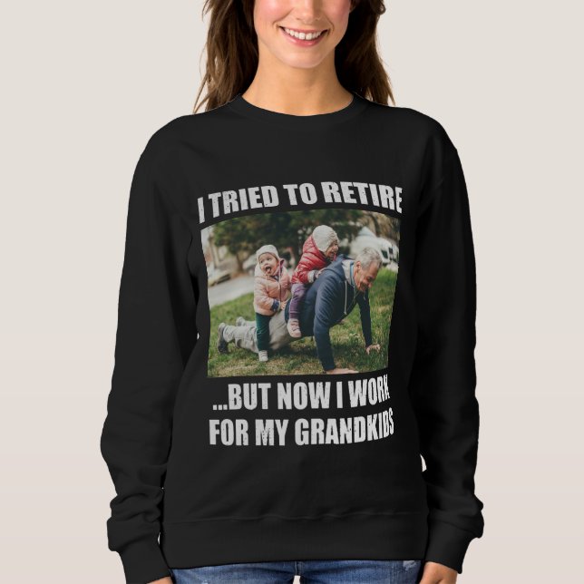 Camiseta Eu Tentei Me Aposentar Mas Agora Eu Trabalho Para  (Frente)