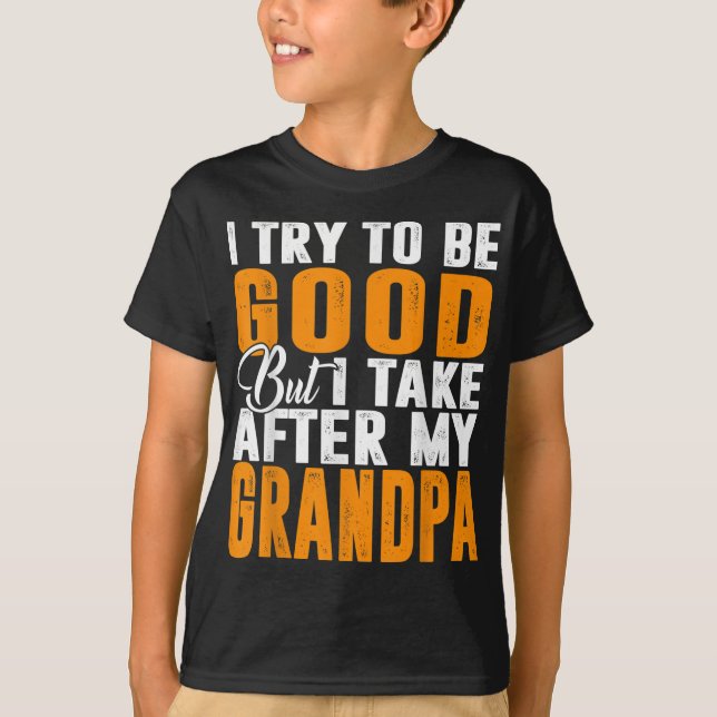 Camiseta Eu Tento Ser Bom, Mas Eu Atrás Do Meu Avô (Frente)