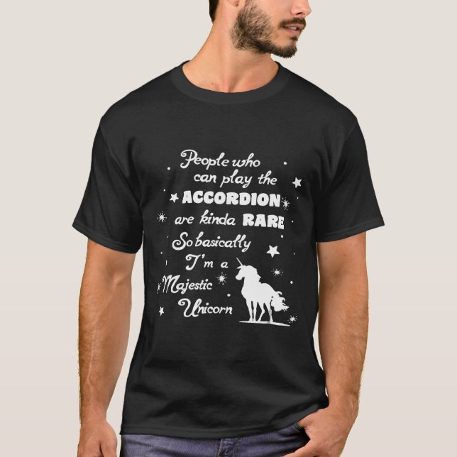 Camiseta Eu Toco O Acordeão Assim Basicamente Sou Um Mus Un (Frente)