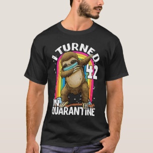 Camiseta Eu Tornei 42 Em Quarentena DABBING Sloth 42º Nasci
