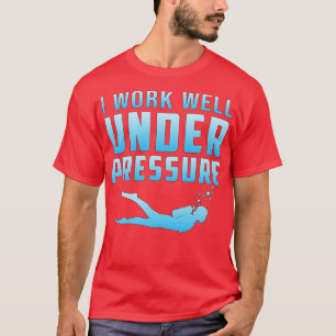Camiseta Eu Trabalho Bem Sob Pressão Scuba Mergulhando Dive