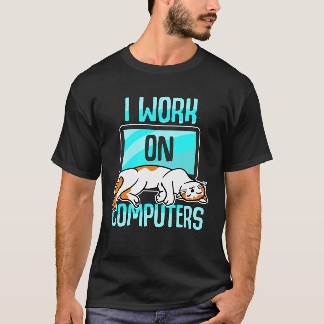Camiseta Eu Trabalho Com Computadores WFM Gata Mãe Pai Gati (Frente)