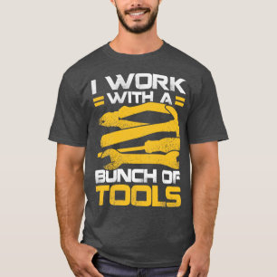 Camiseta Eu Trabalho Com Um Monte De Ferramentas