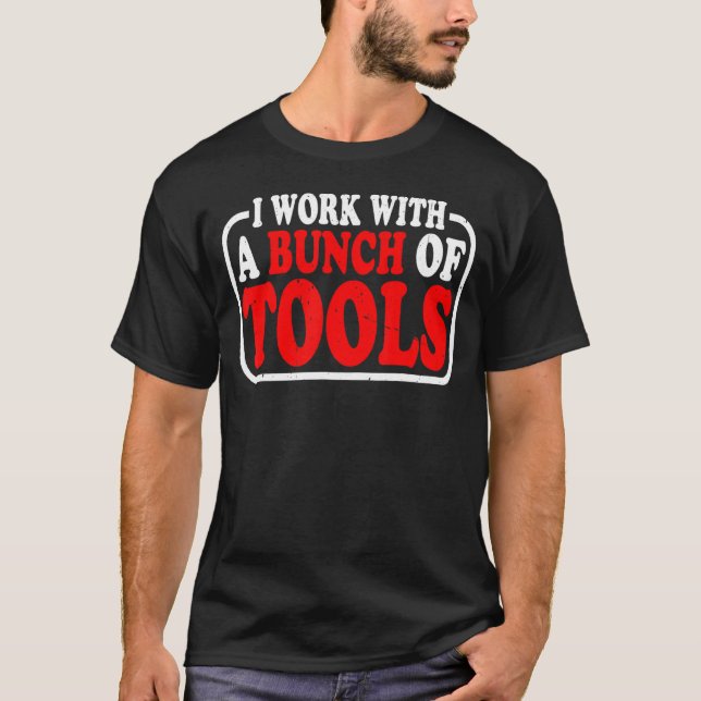 Camiseta Eu Trabalho Com Um Monte De Ferramentas (Frente)