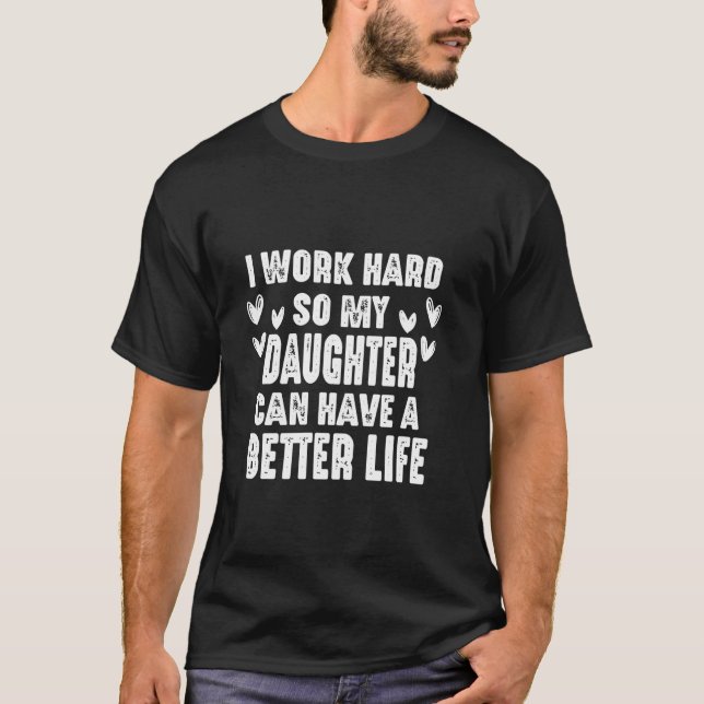 Camiseta Eu Trabalho Duro Para Minha Filha Ter Uma Vida Mel (Frente)