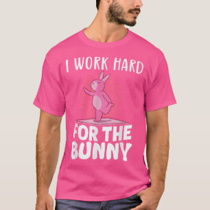 Camiseta Eu trabalho Duro para o Coelho Engraçado 