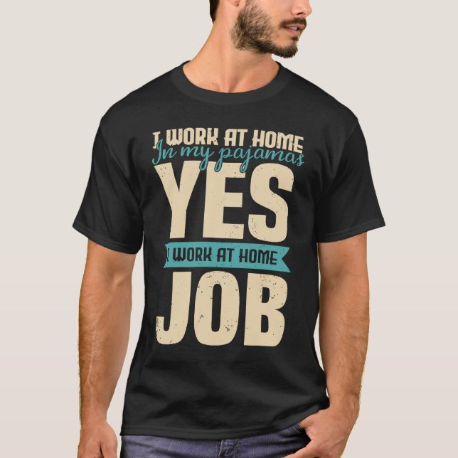 Camiseta Eu trabalho em casa em meu pijama remotamente (Frente)