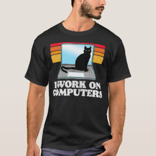 Camiseta Eu trabalho em computadores distraindo Cat em fund