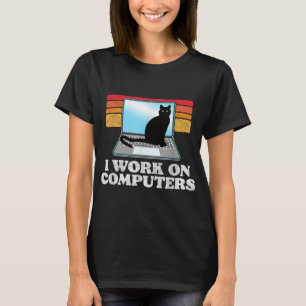 Camiseta Eu trabalho em computadores distraindo Cat em fund