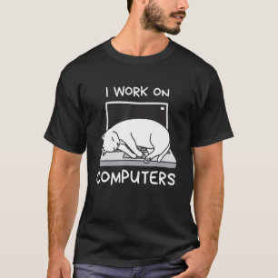 Camiseta Eu trabalho em computadores distraindo Cat no rela