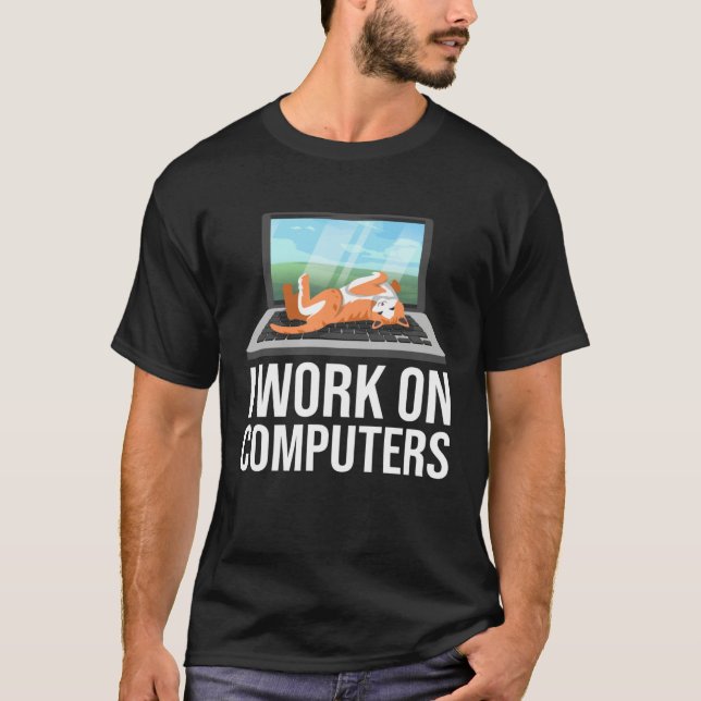 Camiseta Eu Trabalho Em Computadores Gato Deitado No Teclad (Frente)