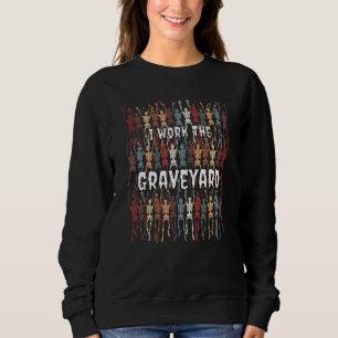 Camiseta Eu Trabalho no Cemitério Estampa de Esqueleto Padr