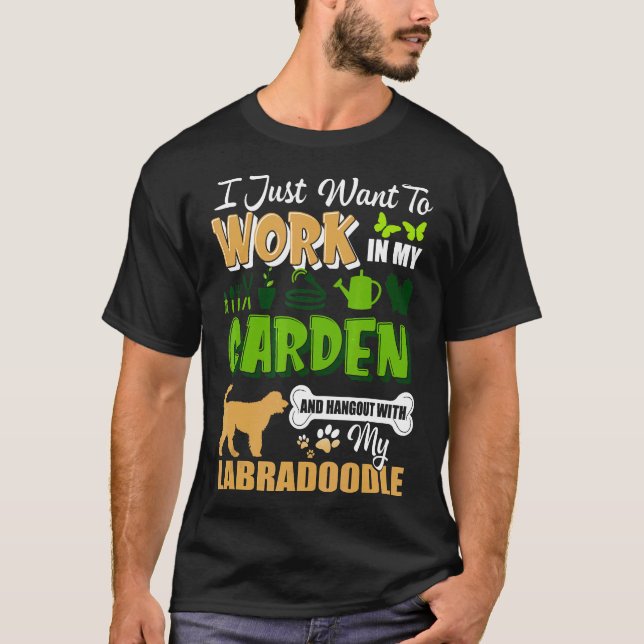 Camiseta Eu trabalho no jardim e saio com o meu Labradoodl (Frente)