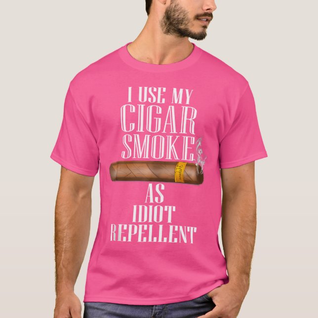 Camiseta Eu Uso Minha Fumaça de Charuto Como Repelente de I (Frente)