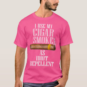 Camiseta Eu Uso Minha Fumaça de Charuto Como Repelente de I