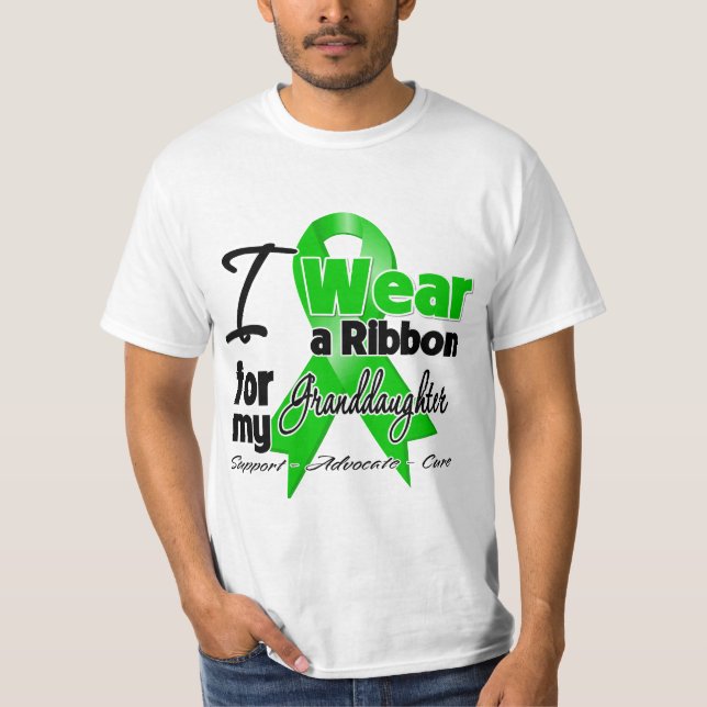 Camiseta Eu Visto uma faixa verde para minha neta (Frente)