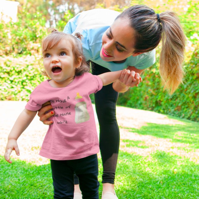 Camiseta Eu vou ter uma garrafa da branca da casa Funny Gir (Criador carregado)