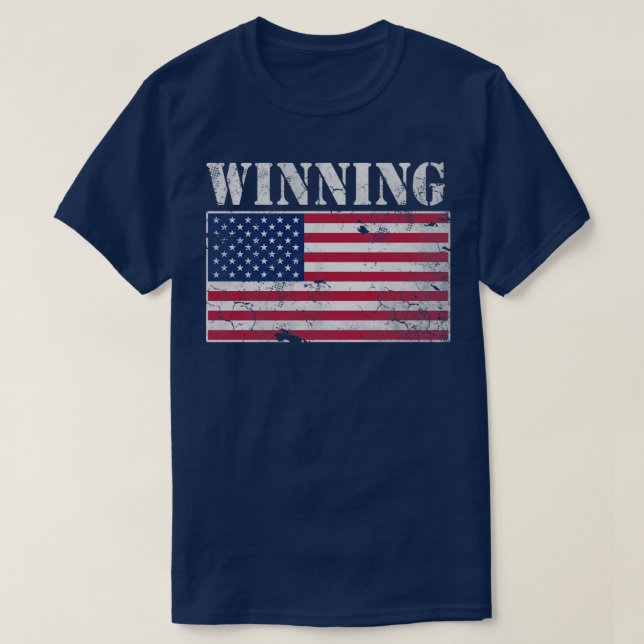 Camiseta EUA ganhando bandeira americana 4 de julho indepen (Frente do Design)