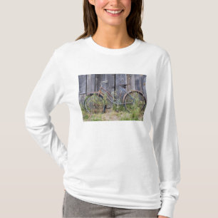 Camiseta EUA, Oregon, Bend. Uma bicicleta velha em ruínas