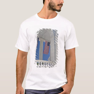 Camiseta EUA, VA, Arlington. Bandeiras americanas estão pen