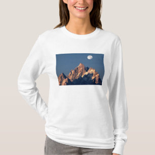 Camiseta EUA, Wyoming, Grand Teton NP. Uma lua cheia se põe