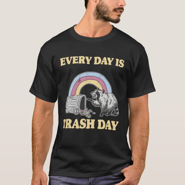 Camiseta Every Day Is Trash Day Garbage Can Rainbow Raccoon (Frente)
