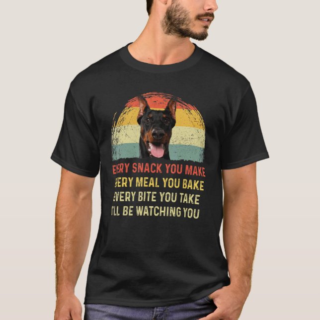 Camiseta Every Snack You Make Doberman Dog Mom Dog Dad Retr (Frente)