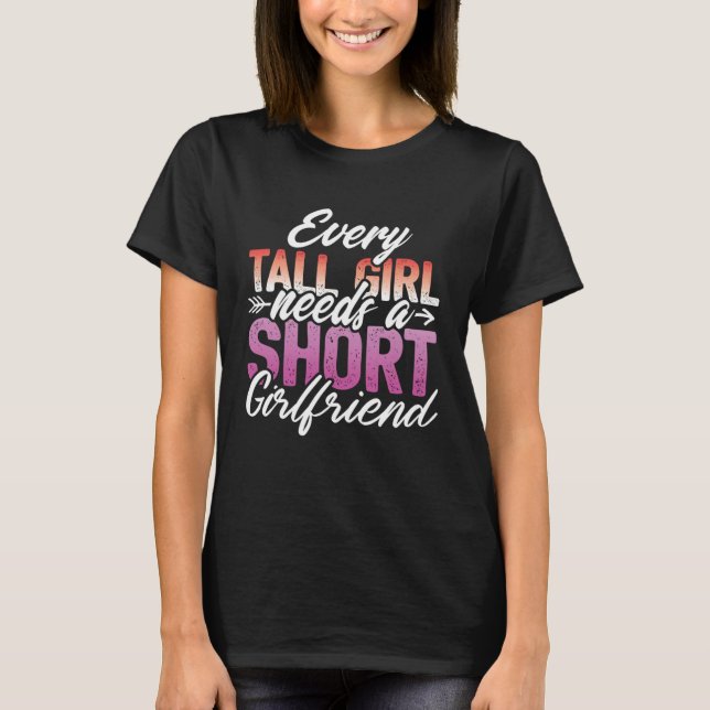 Camiseta Every Tall Girl Needs A Short Girlfriend  LGBT Les (Frente)