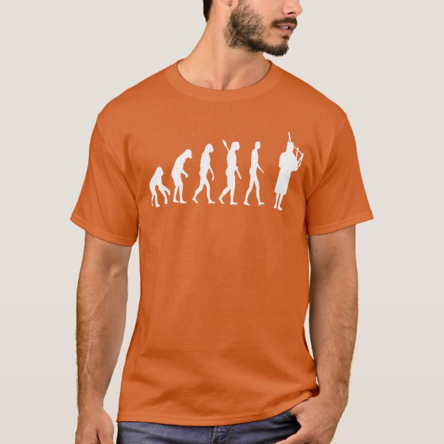 Camiseta Evolução da Gaita de Foles Tocando Gaita de Foles  (Frente)