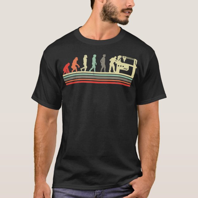 Camiseta Evolução Retroativa da Máquina de CNC Retroativa (Frente)