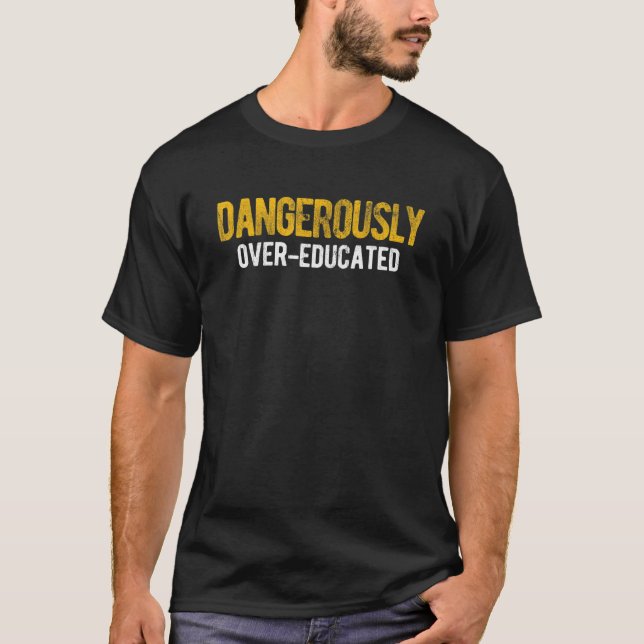 Camiseta Excesso Perigoso De Doutorado Educado (Frente)