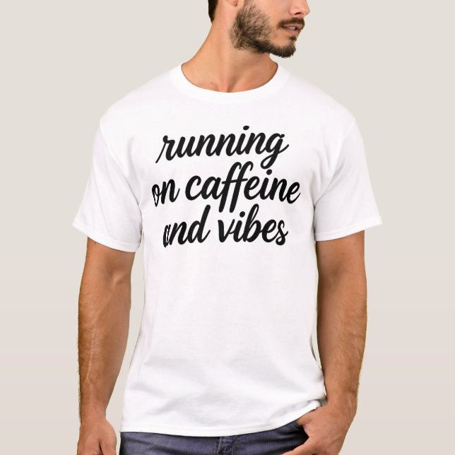 Camiseta Executando Com Cafeína E Vibrações Pincel Script C (Frente)